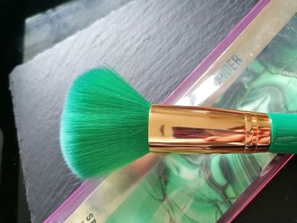 Spectrum Collections  Domed Powder Makeup Brush A01  Green Malachite - Picture 4 of 7